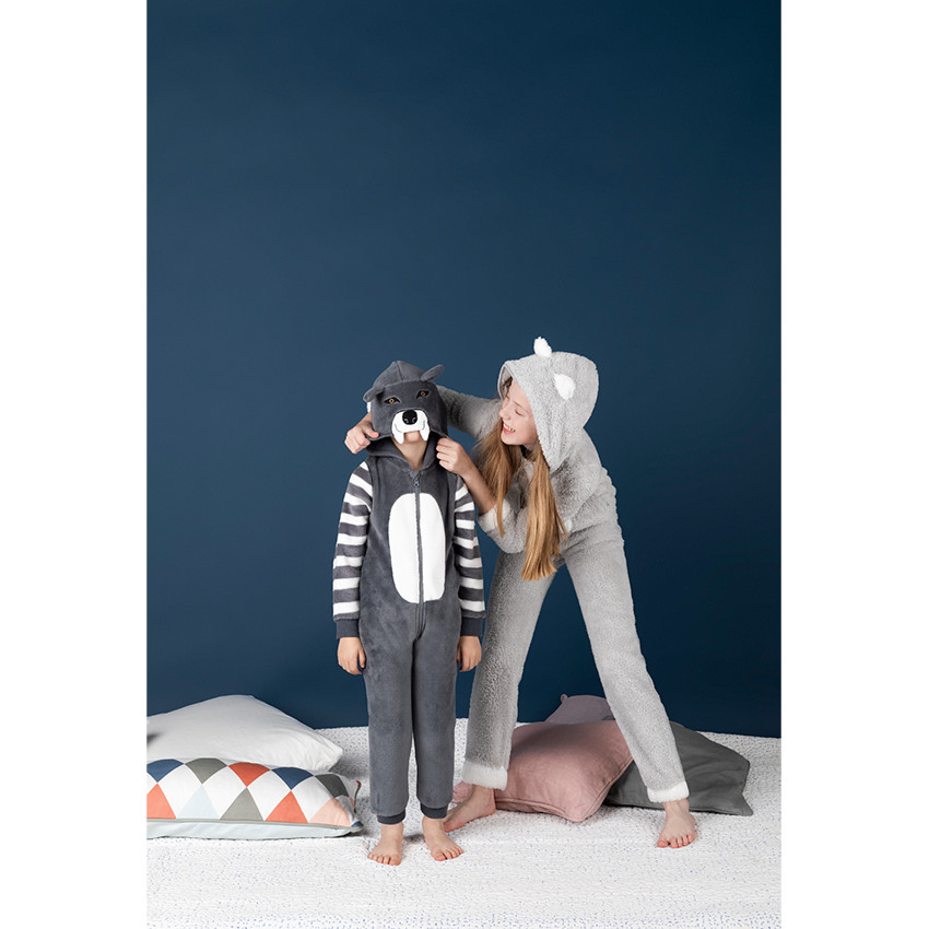 Pijama con lobo de polar con detalles de relieve 