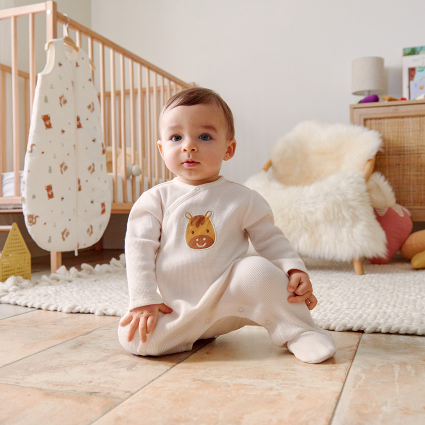Pijamas de abeja con parche de caballo para niño. 