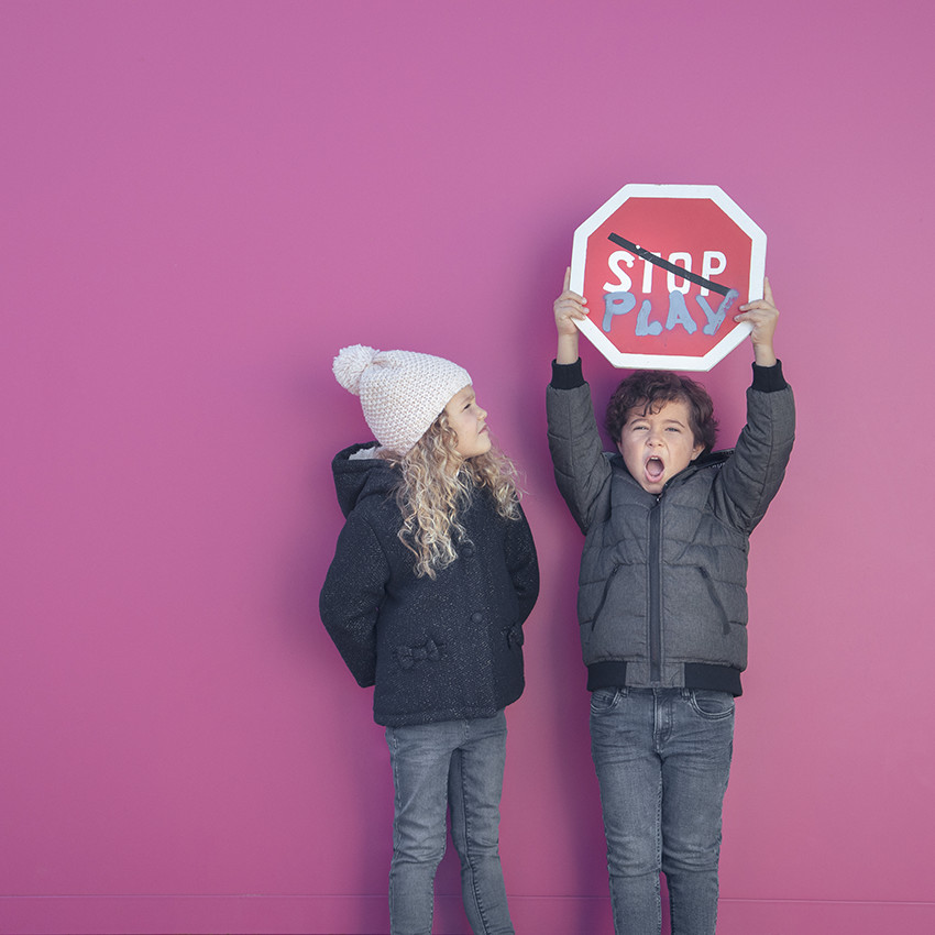 Plumífero acolchado jaspeado con forro micropolar para niño. 