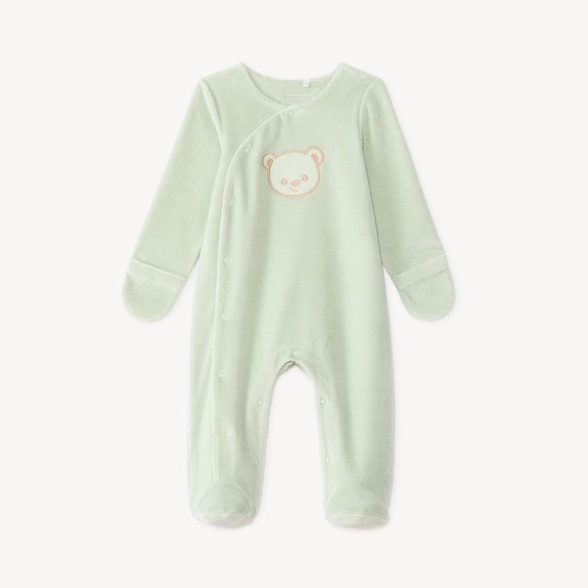 Pijama de terciopelo para bebé con bordado de osito. 
