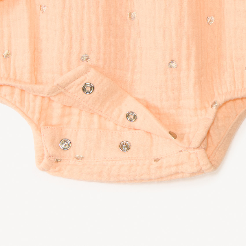 Vestido 2-en-1 de gasa de algodón con estampado de corazones dorados para niña. 