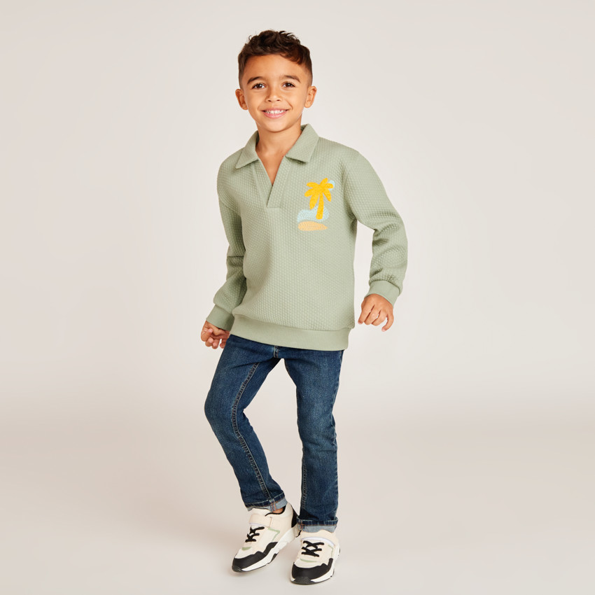 Sudadera de felpa con efecto arrugado y cuello tipo polo para niño. 