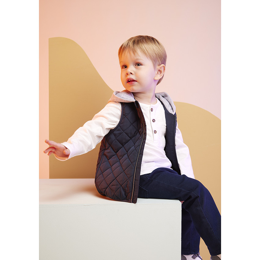 Chaleco efecto acolchado con capucha  