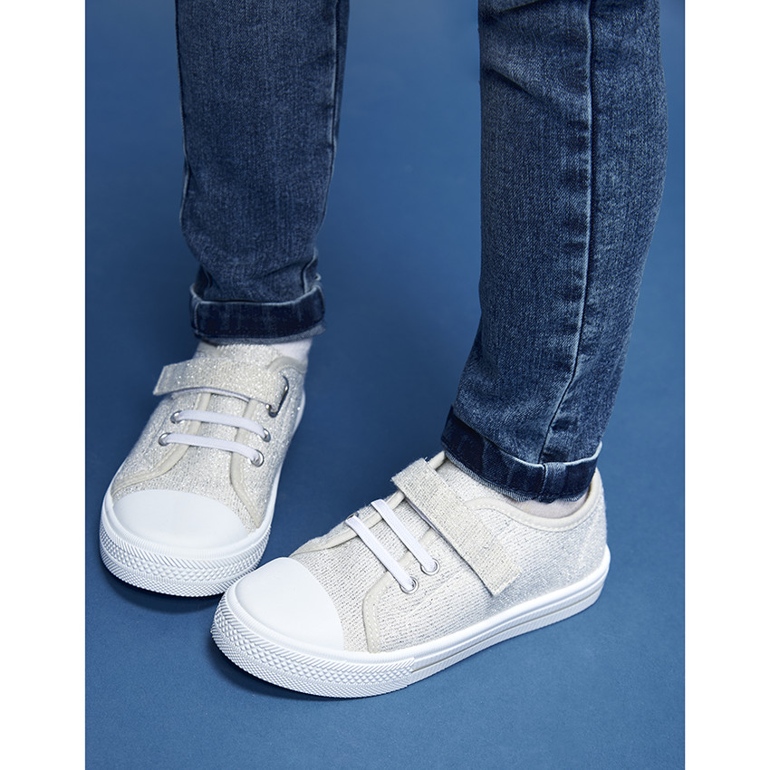 Zapatillas bajas plateadas con velcro y cordones elásticos para niña 