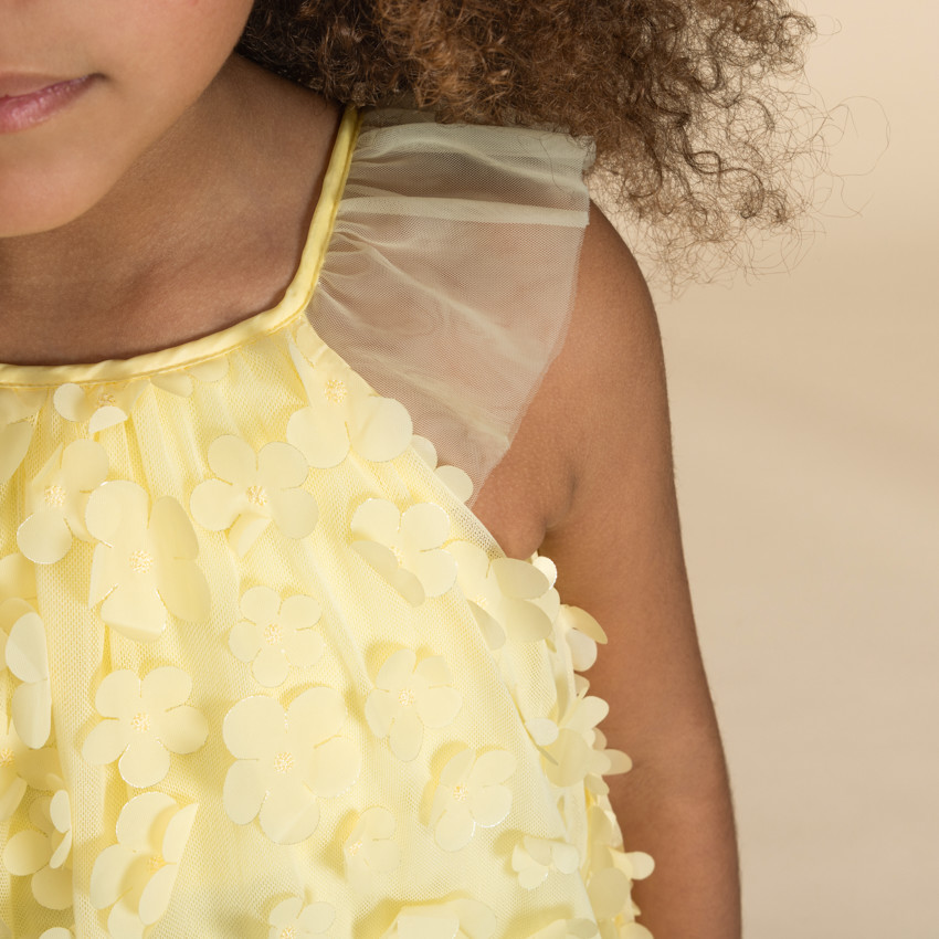 Vestido liso de tul y satén con pequeñas flores en 3D para niña 