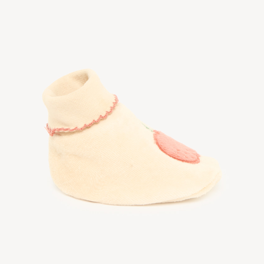 Zapatitos de nacimiento de felpa con diseño de manzana 