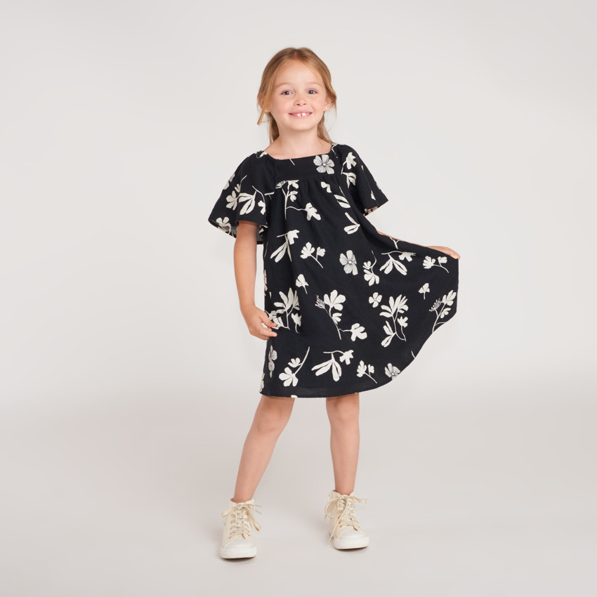 Ropa de niña con estampado de flores y mangas cortas. 