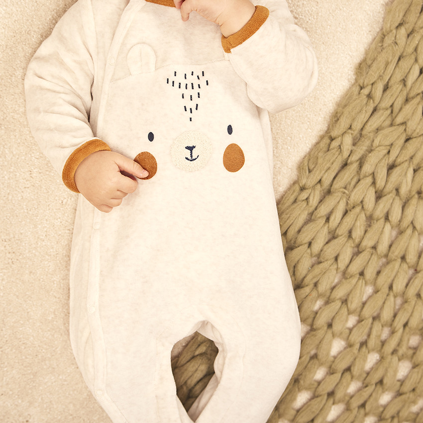 Pelele de terciopelo jaspeado con diseño lúdico para bebé niño 