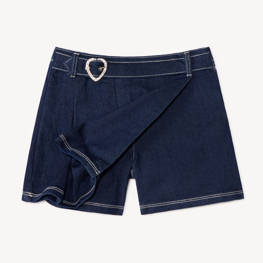 Falda corta plisada de denim para niña con hebilla en forma de corazón con strass. 