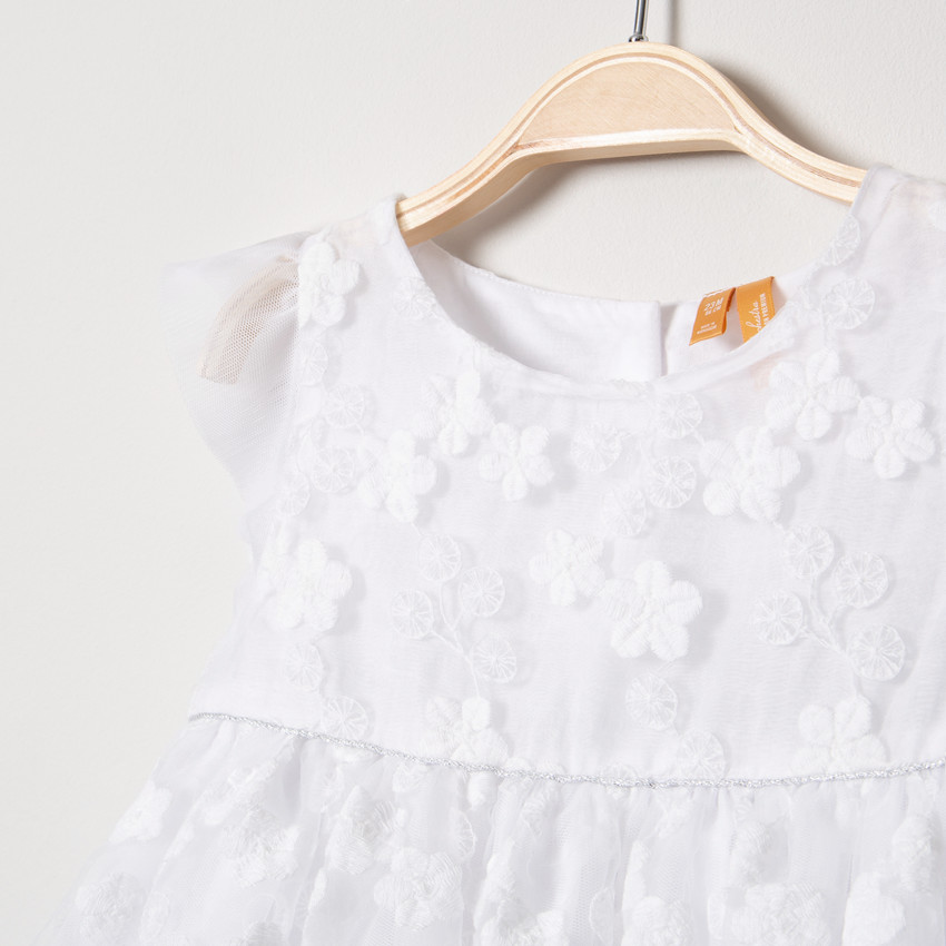 Vestido de gala de manga corta de tul y bordados de flores 