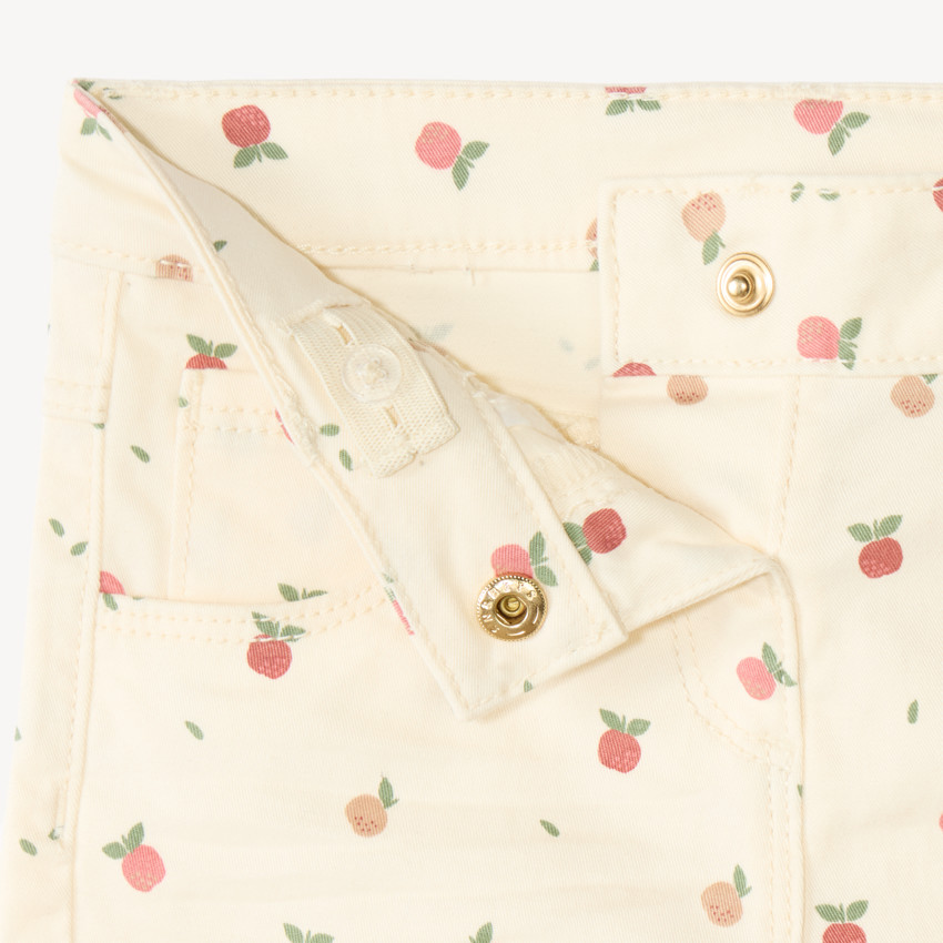Pantalón slim para niña con estampado de manzana 