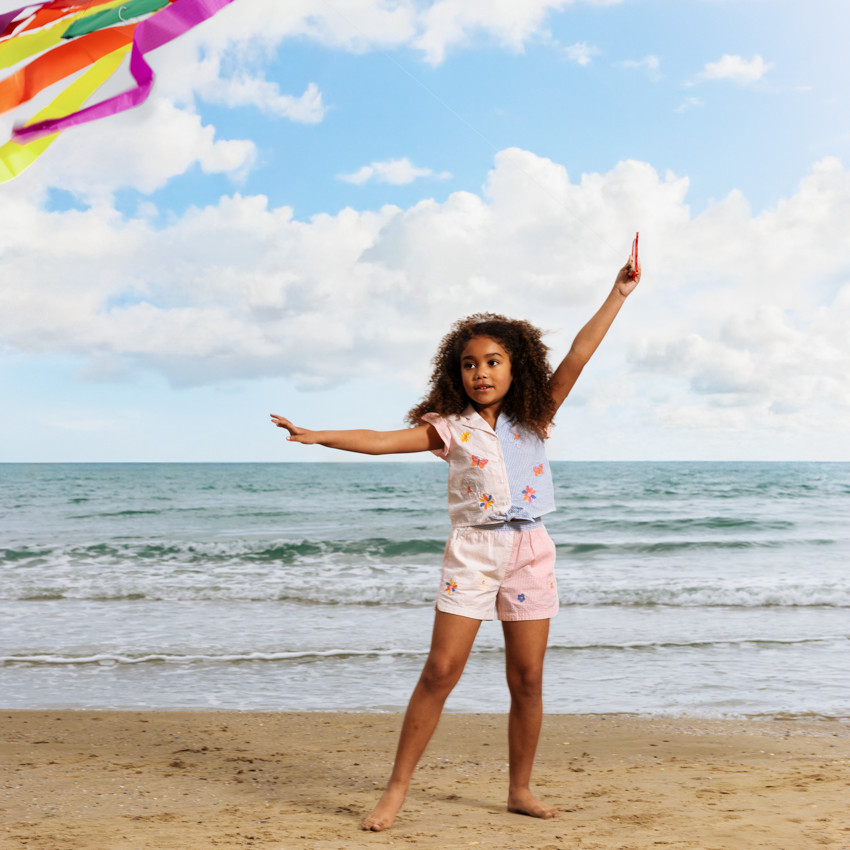 Camisa de manga corta en seersucker con bordado para niña 