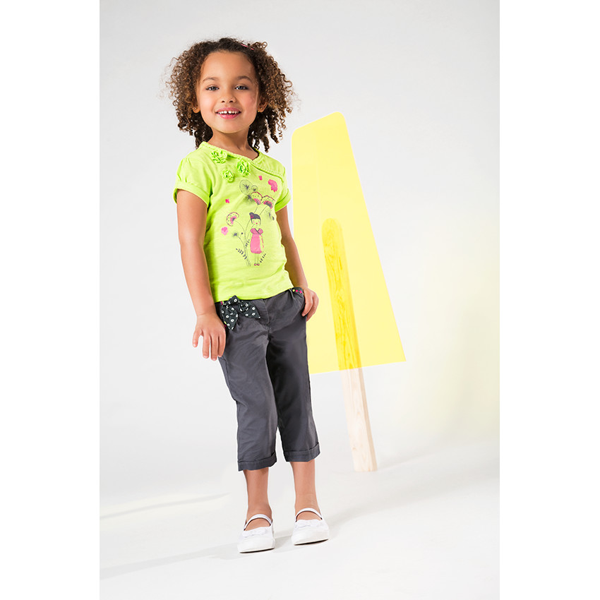 Camiseta manga corta cosidas con estampado fantasía y flor 