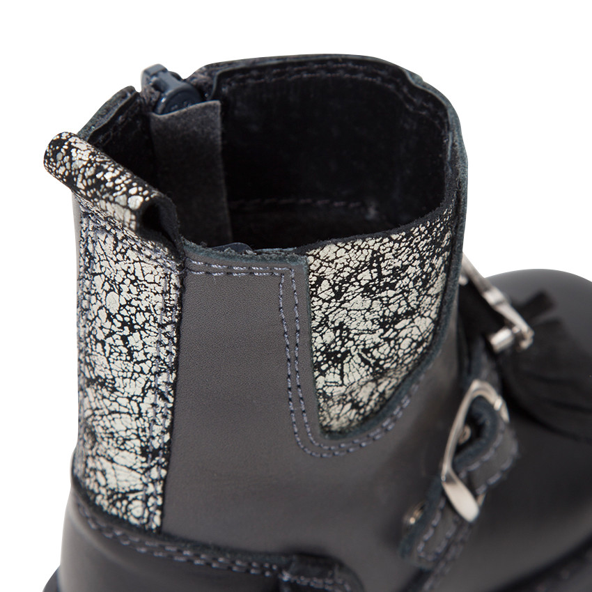 Botines negros de piel con hebilla y flecos y apliques de fantasía 