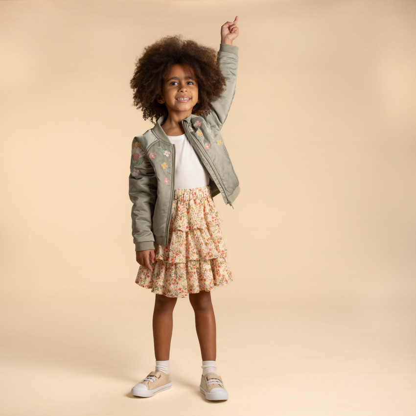 Chaqueta bomber de satén con detalles bordados para niña 