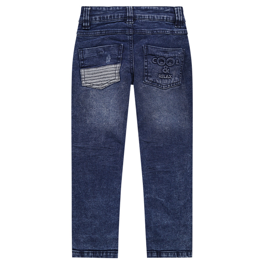 Vaqueros con efecto desgastado y parches cosidos  