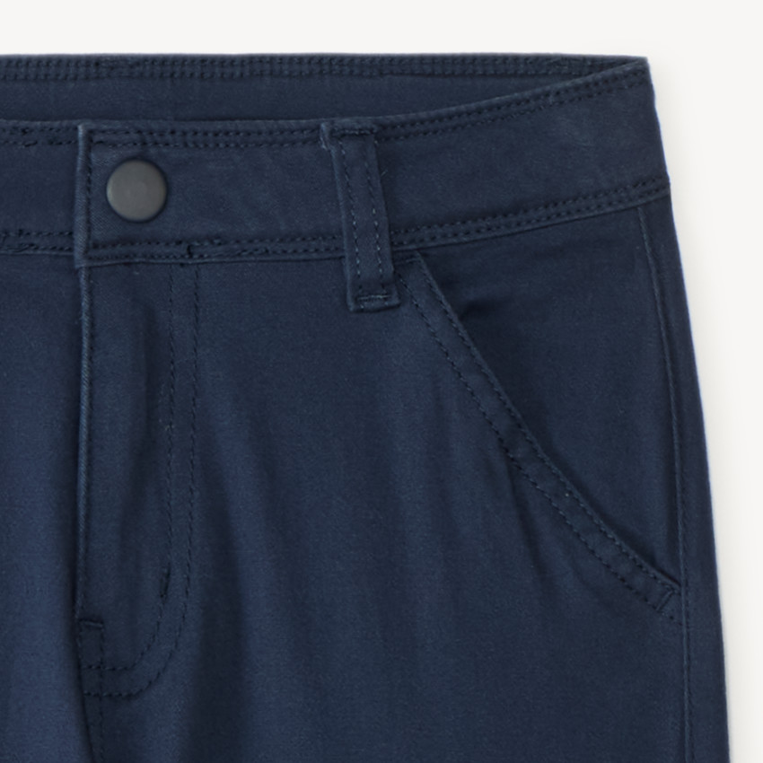 Pantalón cargo liso con dos bolsillos con fuelle para niño 