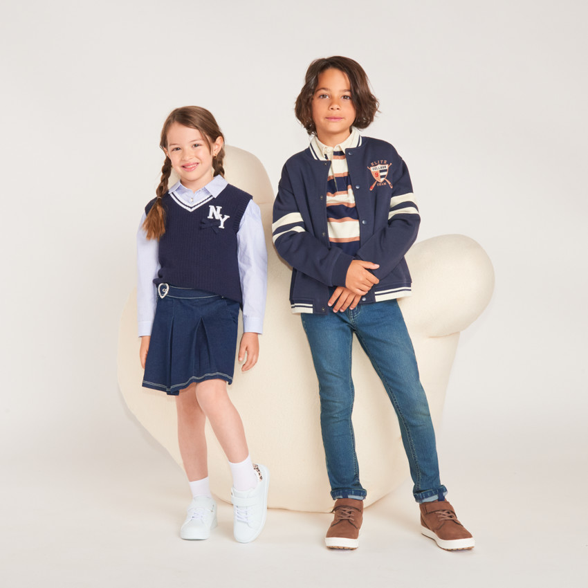 Suéter sin mangas niña de punto con parche "NY". 