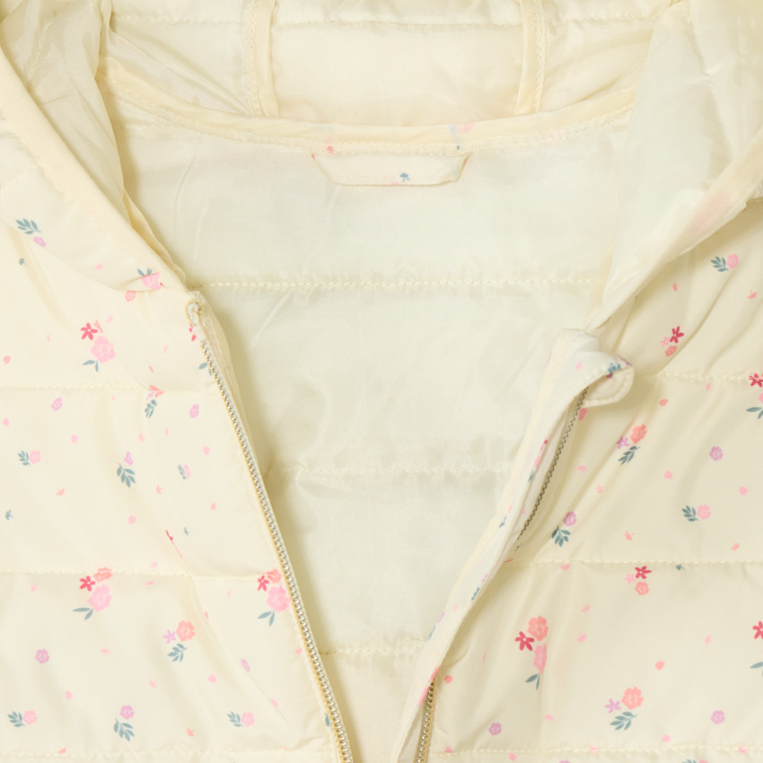 Chaqueta ligera acolchada con capucha y estampado floral para niña. 