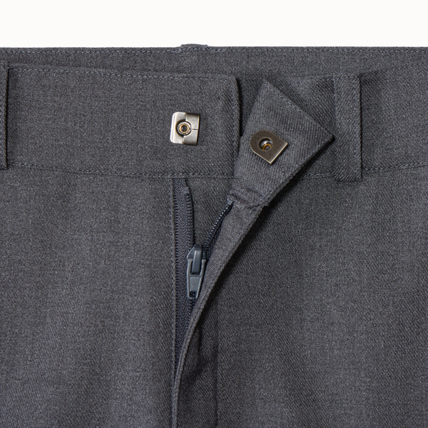 Bermuda corto de tela gris liso estilo uniforme para niño 