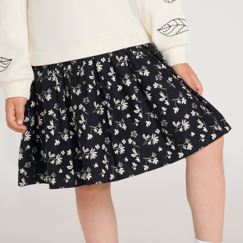 Vestido de niña de doble tejido con mangas largas y bordado de flores. 