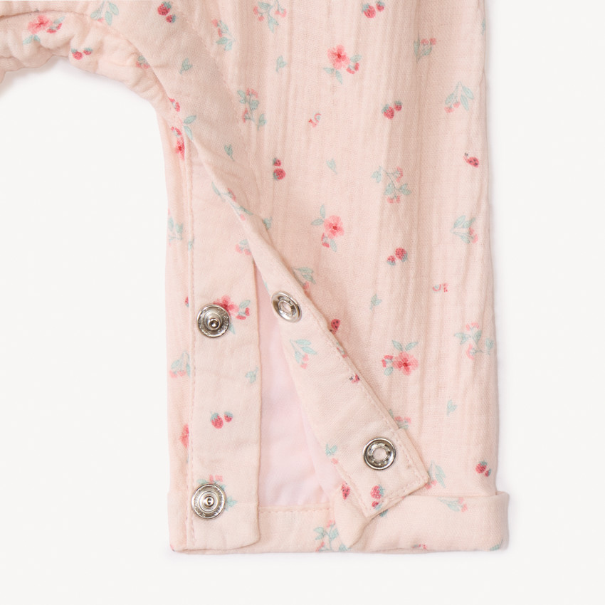 Conjunto de 2 piezas con overol estampado para niña. 