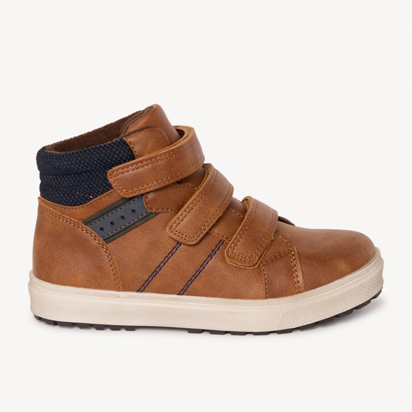 Botín marrón claro con triple cierre de velcro y detalles azul marino para niño 