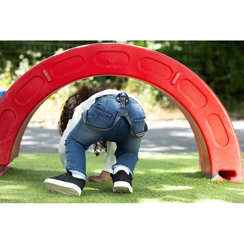 Vaqueros con efecto desgastado y tirandes desmontables 