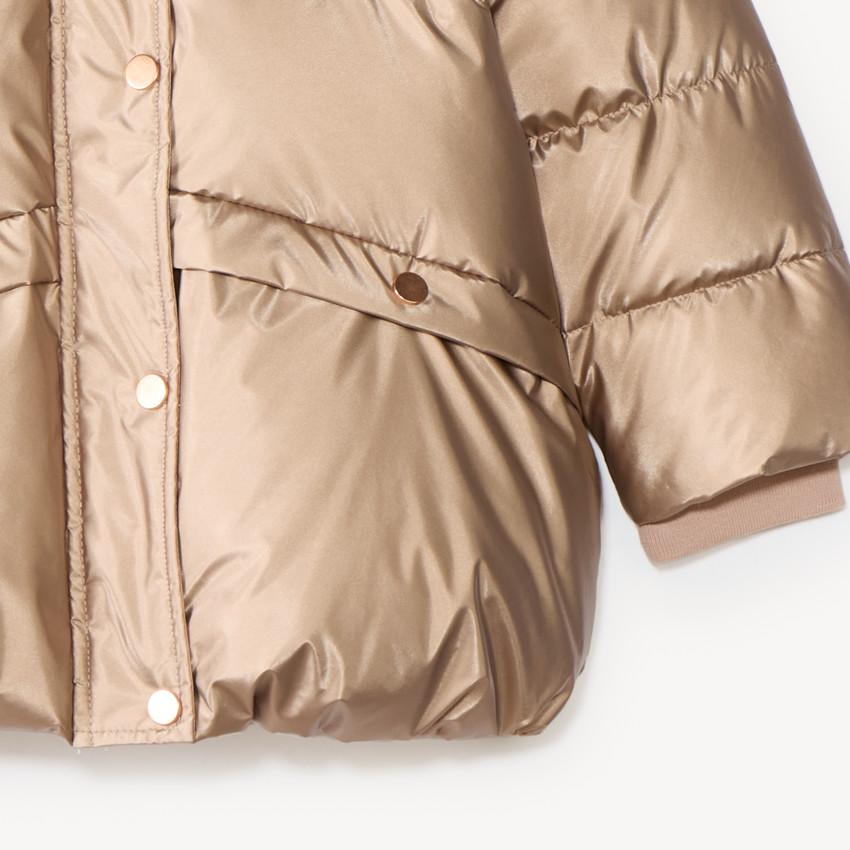 Chaleco de invierno para niña forrado de sherpa con capucha. 