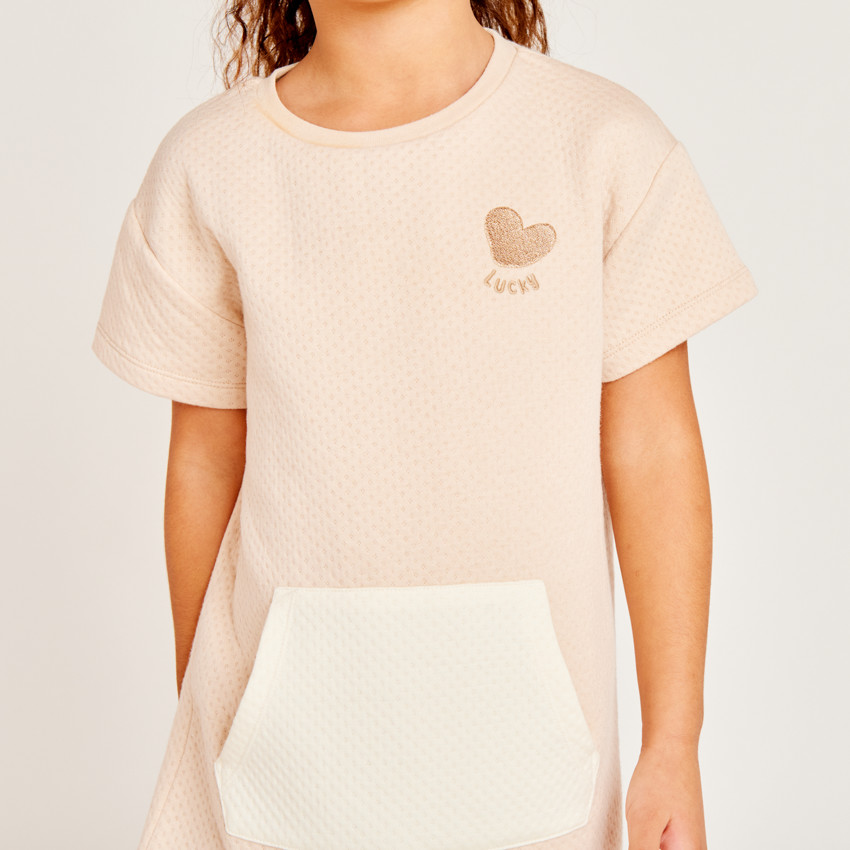 Vestido de manga corta con efecto arrugado y bordado para niña. 