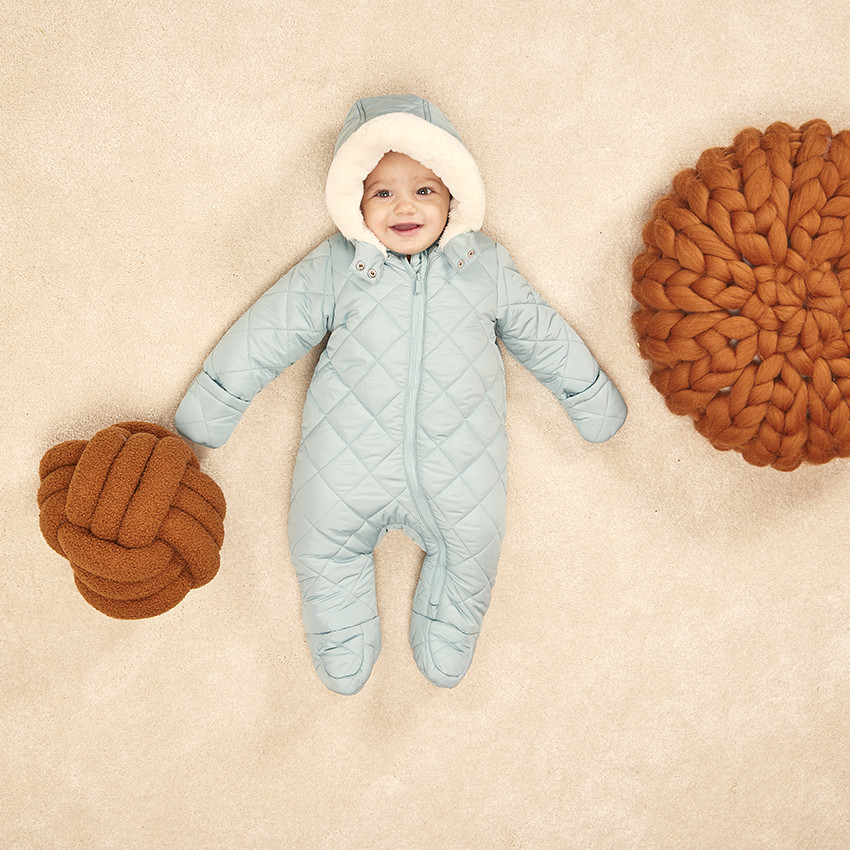 Pelele acolchado a cuadros para bebé niño con acabados diferentes según la edad 