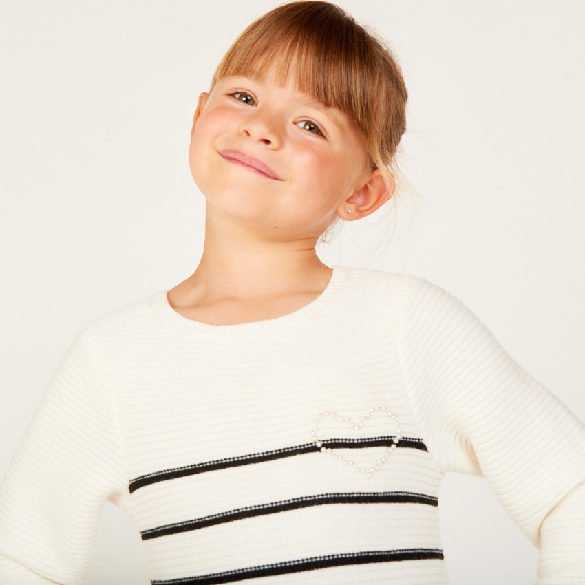 Ropa de niña de tricot a rayas con mangas largas 