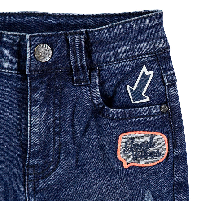 Vaqueros con efecto desgastado y parches cosidos  