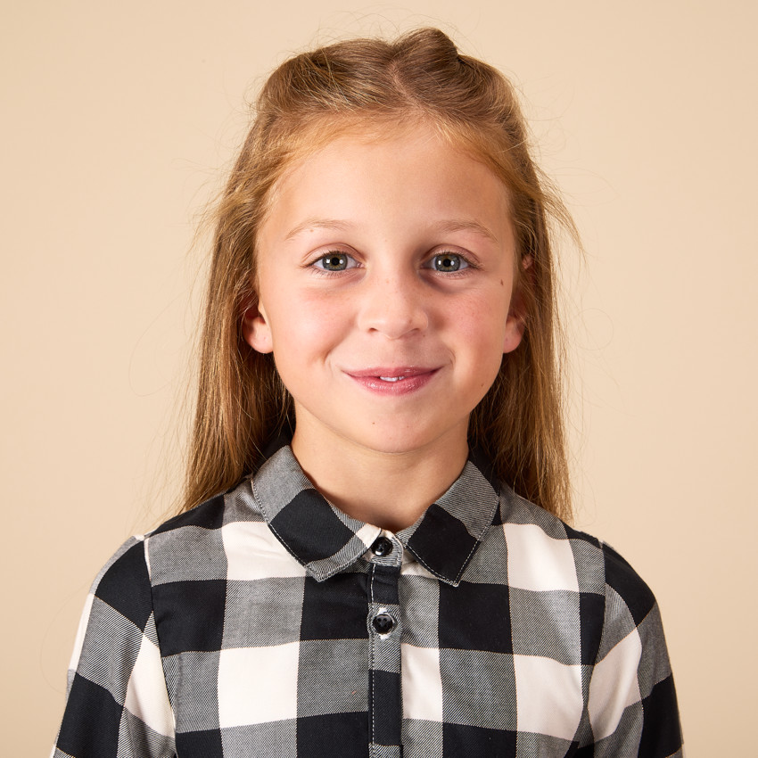 Vestido de cuadros con cuello de camisa y mangas largas para niña 