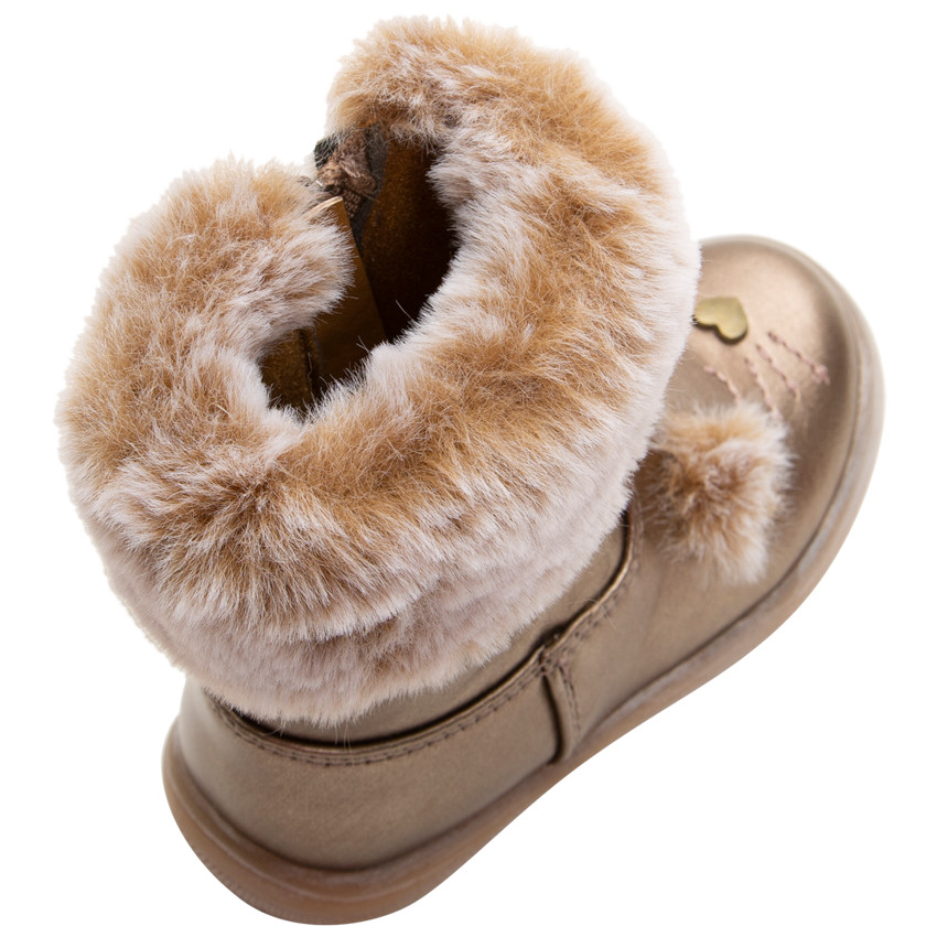 Botas de media caña plateadas con cuello de pelo falso y detalles bordados 