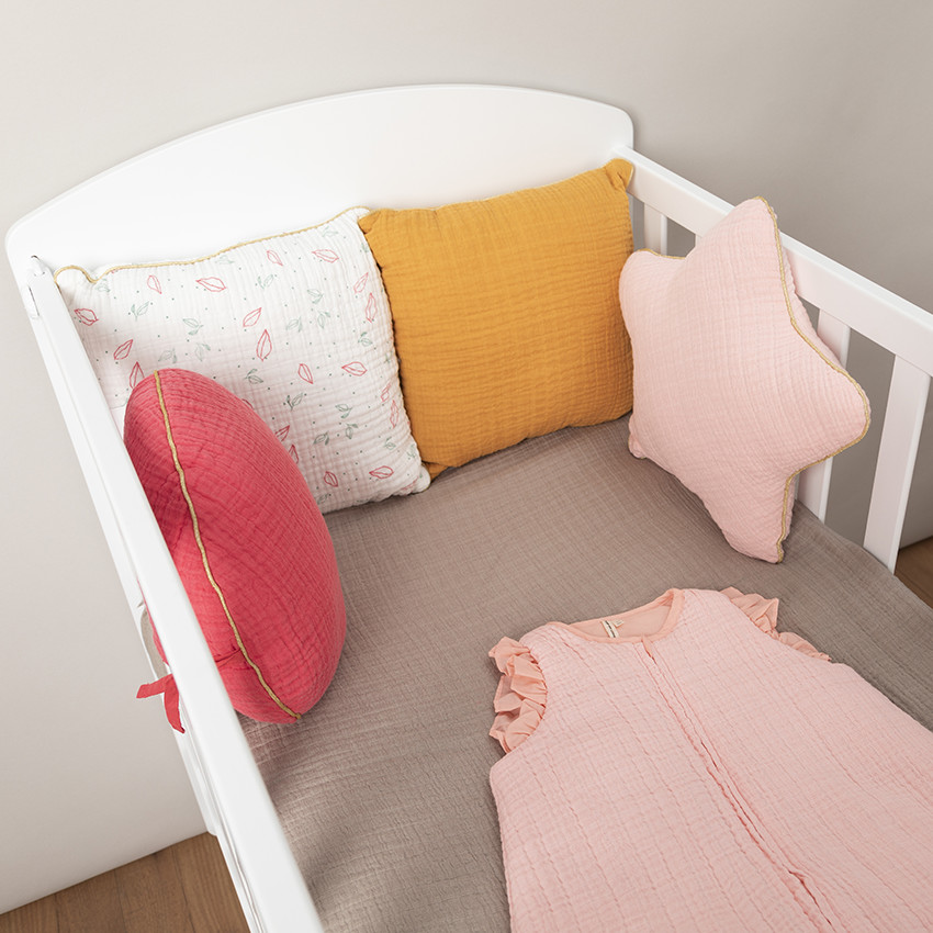 Cojín decorativo redondo en gasa de algodón modulable en protector de cuna o parque 