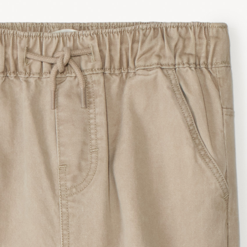 Pantalón jogger de tela lisa para niño 