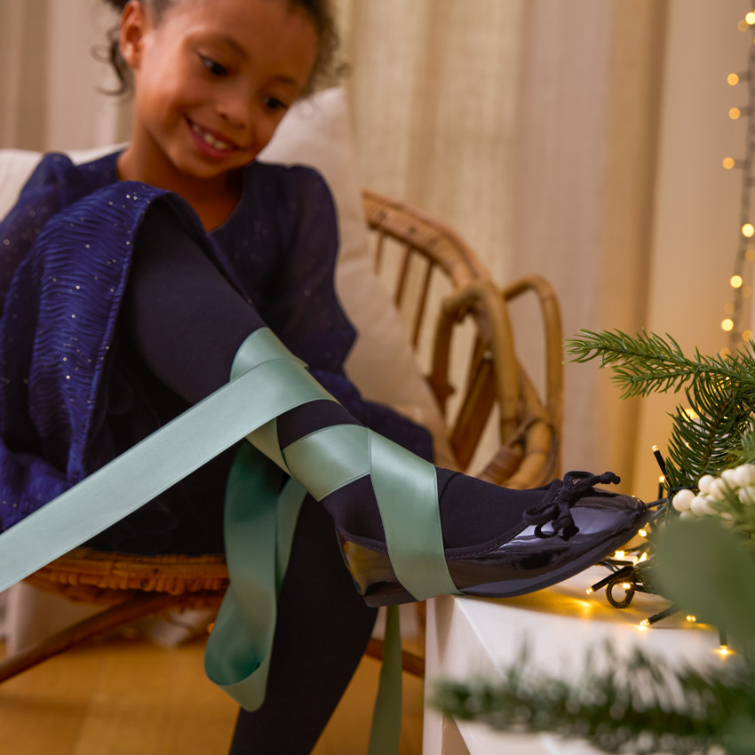 Bailarinas efecto charol con tira elástica y lazo para niña 