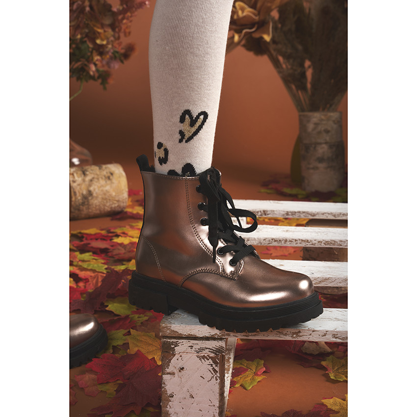 Botín nacarado con forro de piel y suela gruesa para niña 