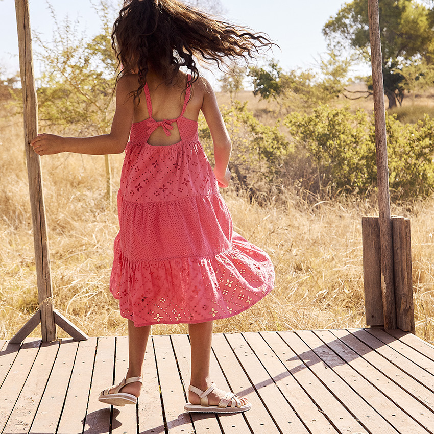 Vestido sin mangas con bordado inglés para niña 