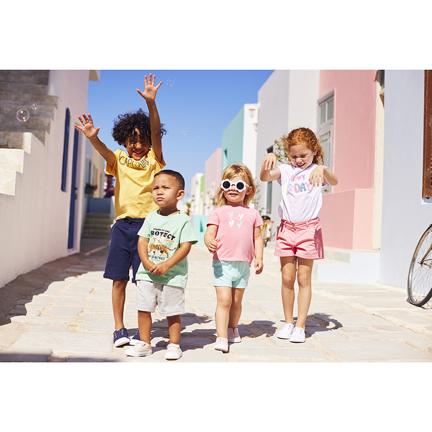 Short de sarga con bolsillos con volantes para niña 