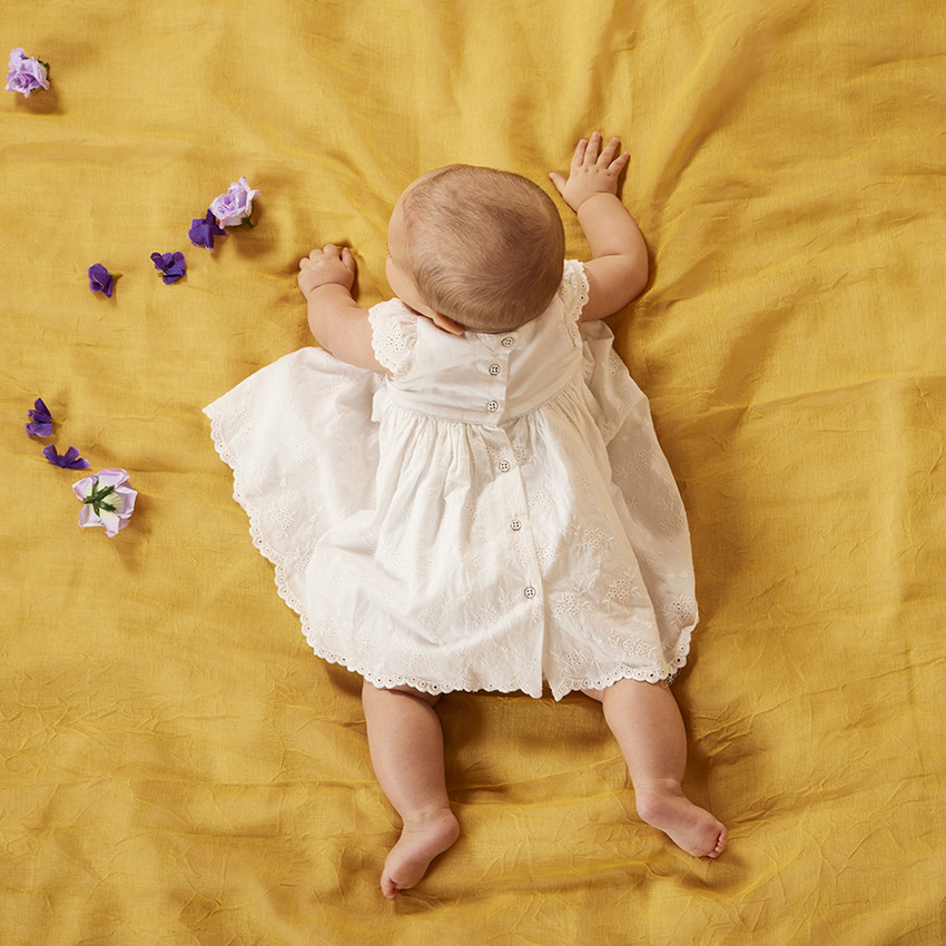Robe de ceremonia en bordado inglés para bebé niña 