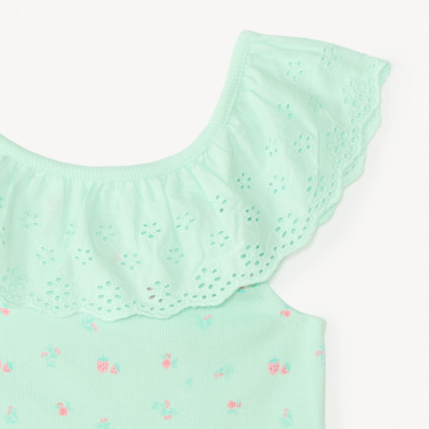 Camiseta sin mangas con volante de bordado inglés y estampado de fresa para bebé niña. 