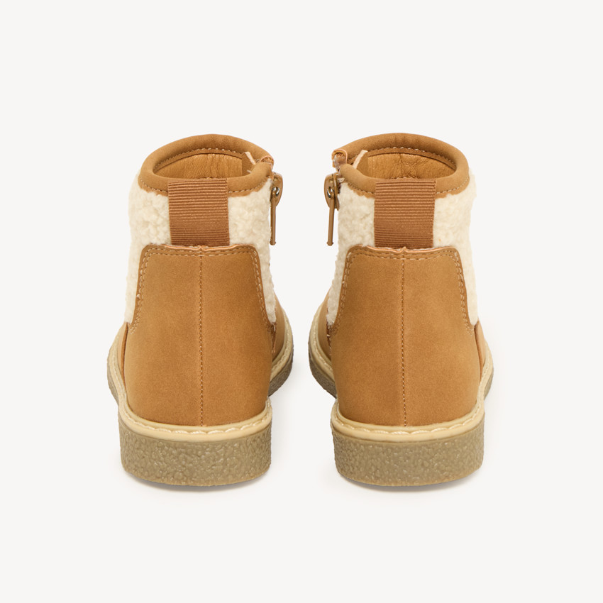 Bottines para niña con cremallera marrones y detalle de borreguito. 