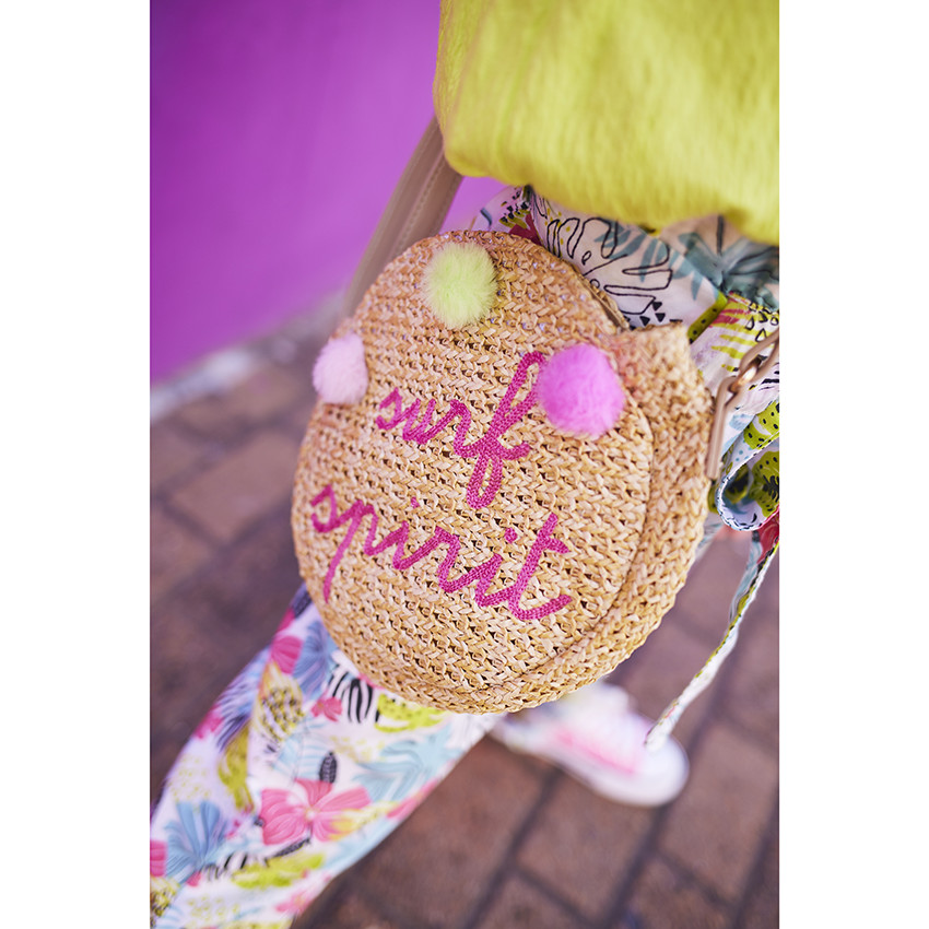 Bolso bandolera de crochet con bordados y pompones para niña 