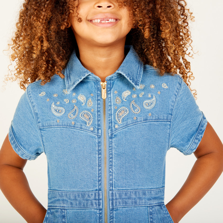 Vestido de vaquero bordado de manga corta para niña 