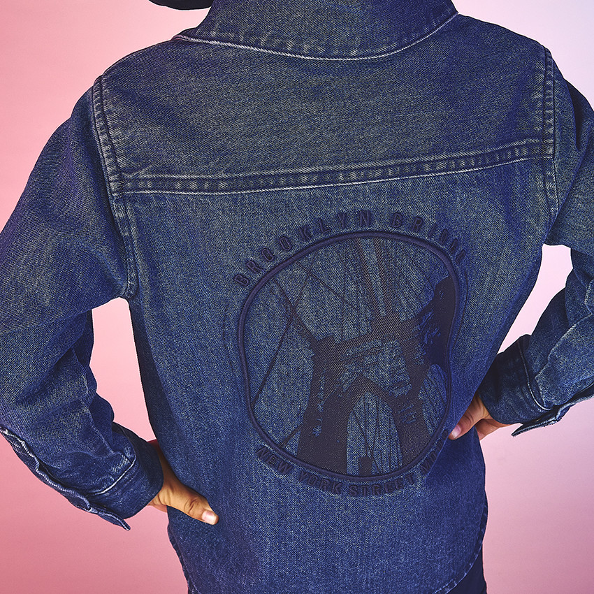 Camisa de mezclilla bordada con capucha desmontable para niño 