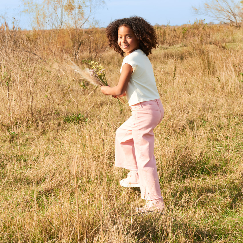 Jean ancho liso con botones de imitación de cuerno para niña 