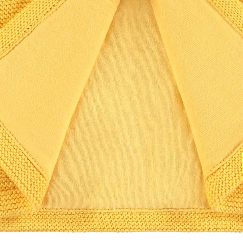 Chaleco con capucha de punto amarillo 