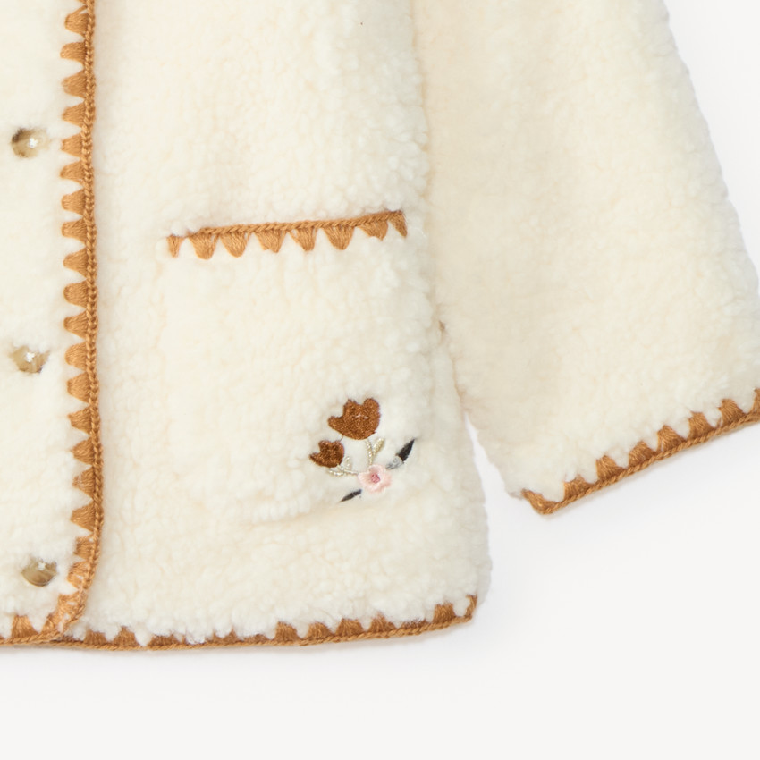 Chaqueta de bebé niña de sherpa de lana y bordado decorativo. 